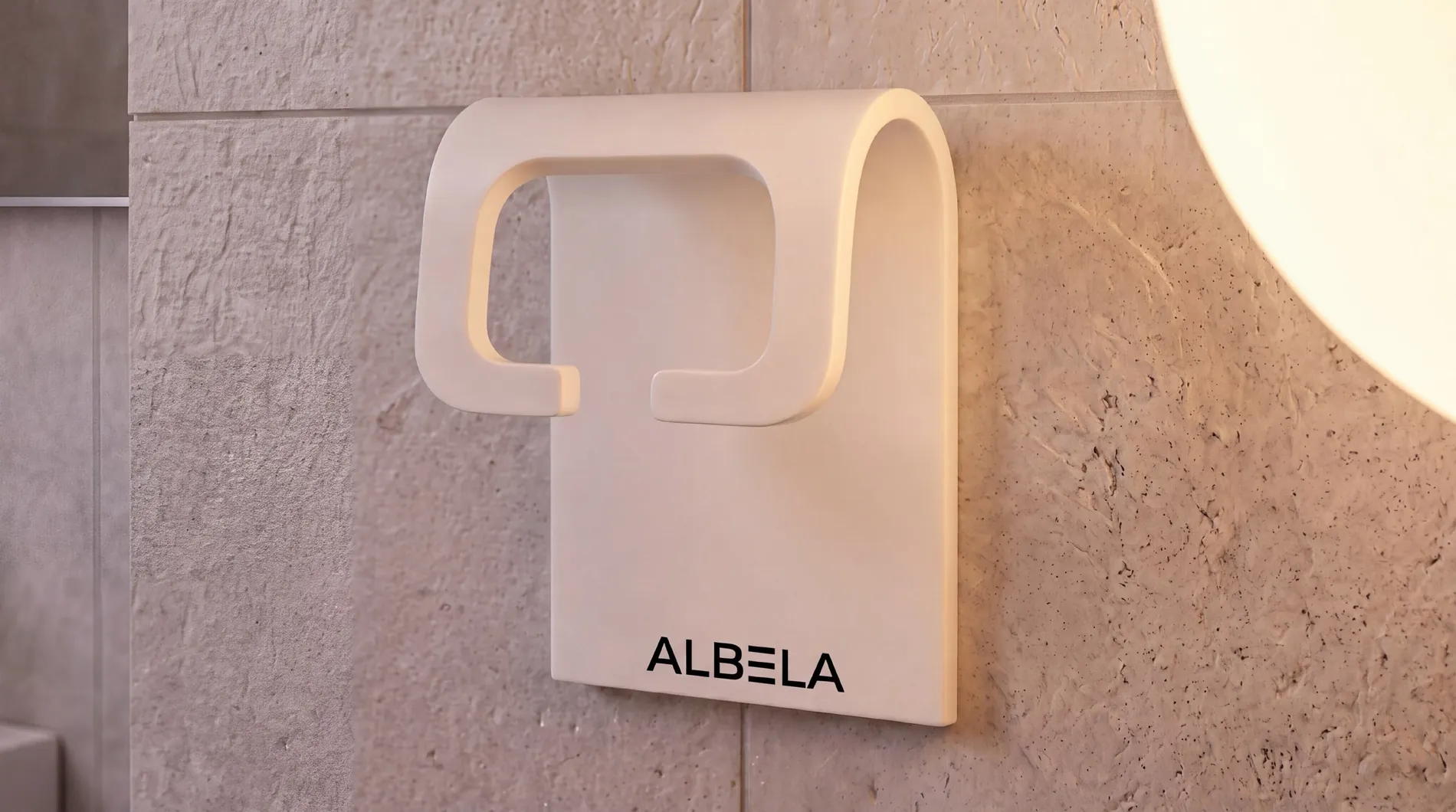Держатель ALBELA Loop крупным планом: монолитная петля из белого акрилового камня и гравировка логотипа