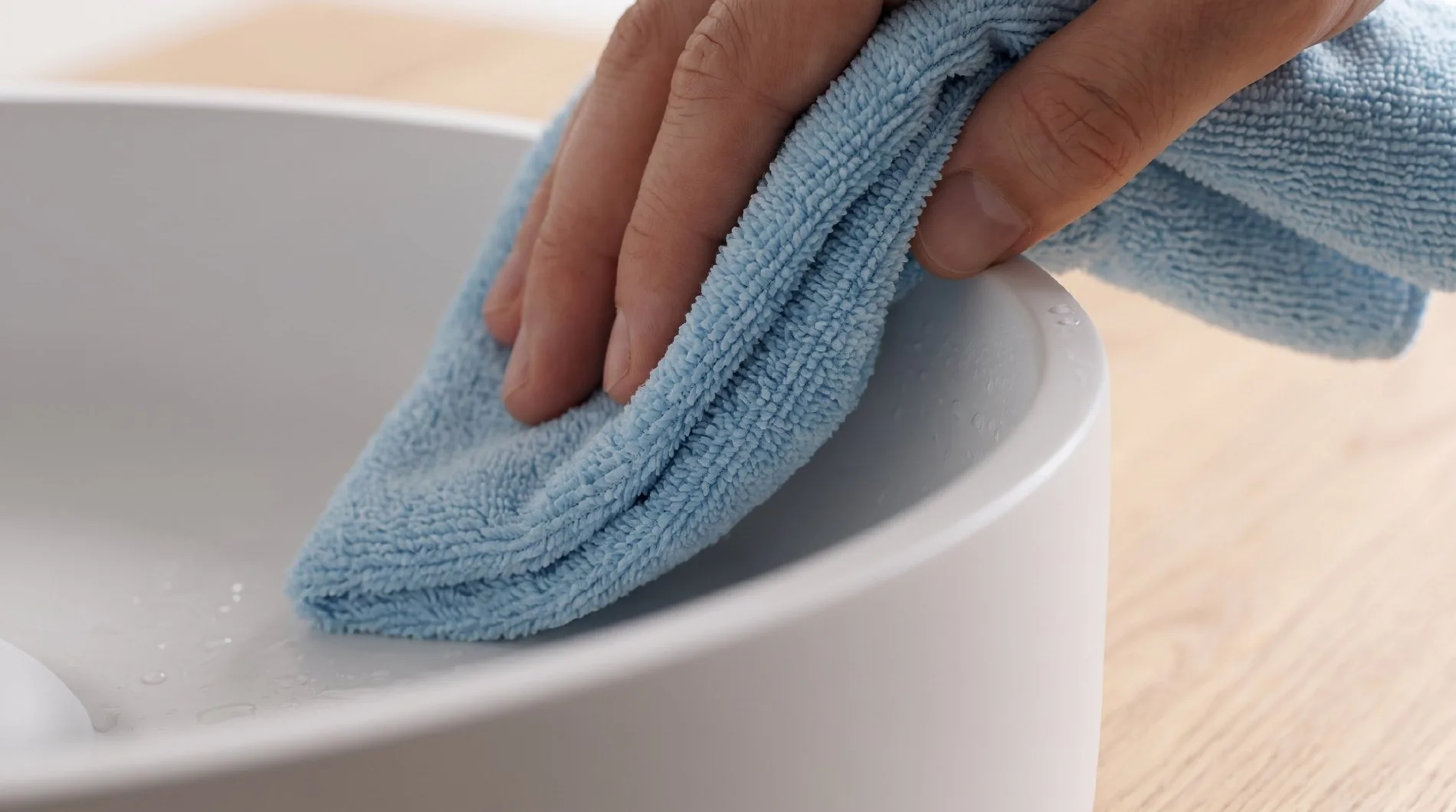 Daily care of a solid surface basin with a microfibre cloth