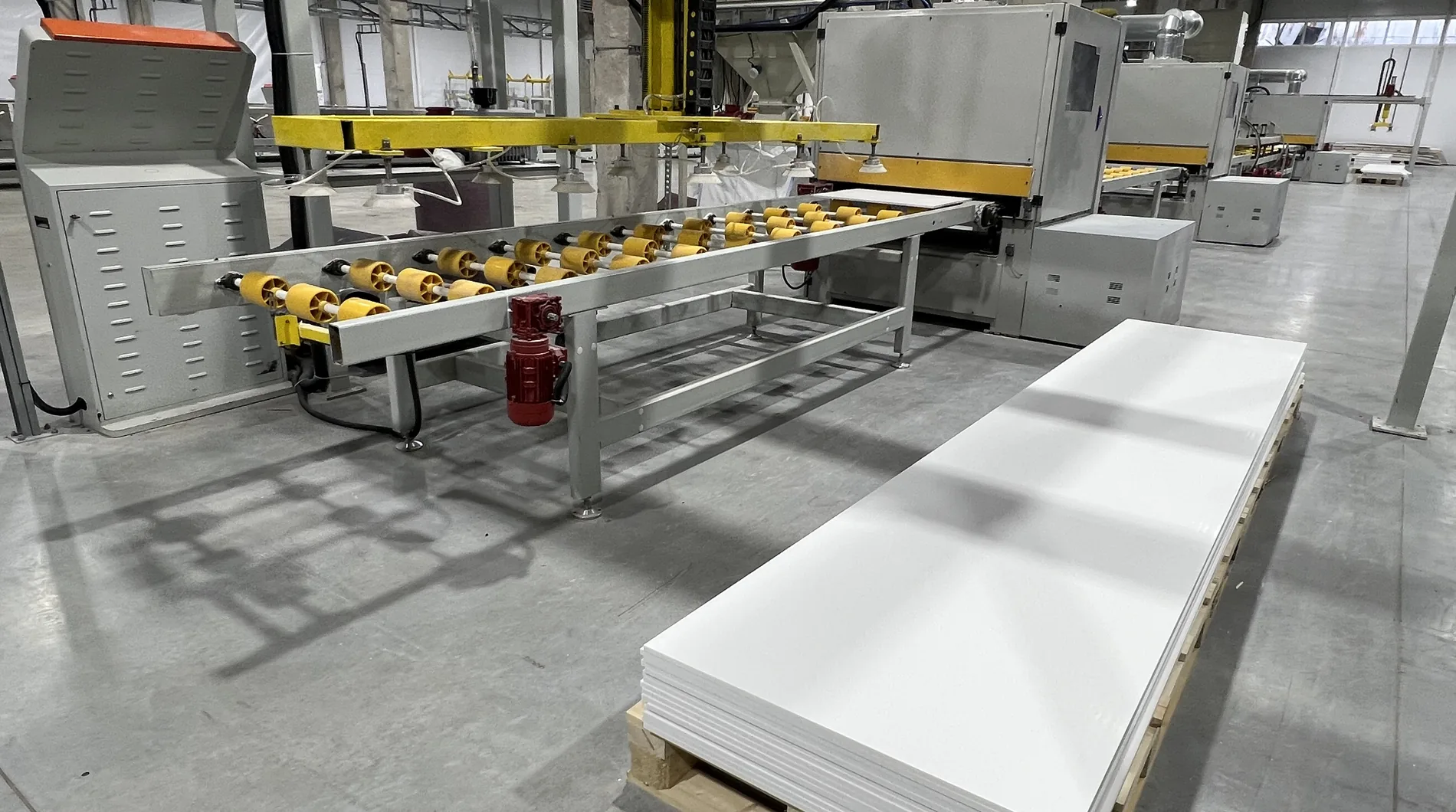 Производство листового Solid Surface в Киришах: линия форматной резки и готовые плиты искусственного камня